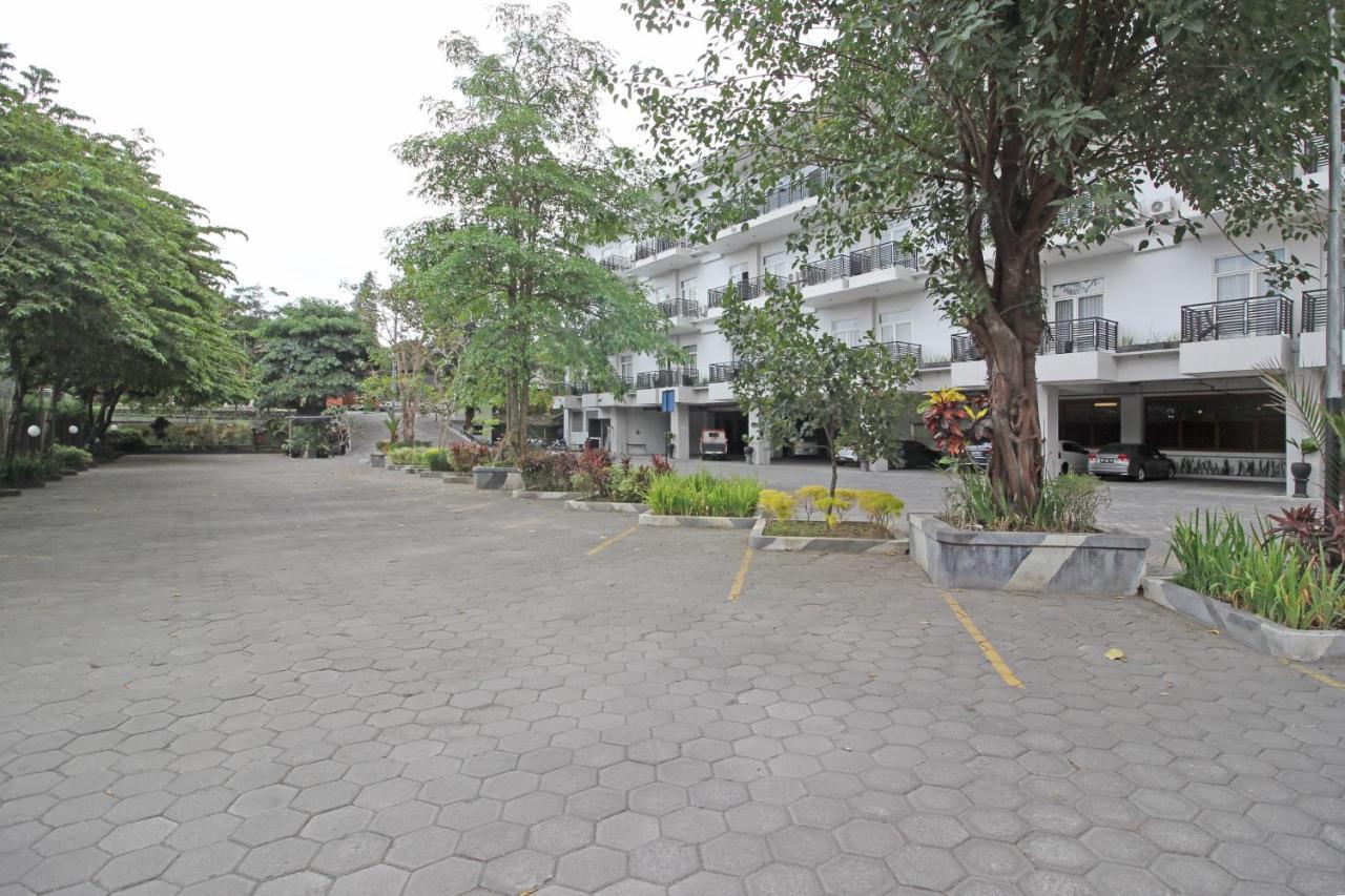 Reddoorz Premium Near Sleman City Hall Yogyakarta Exterior photo