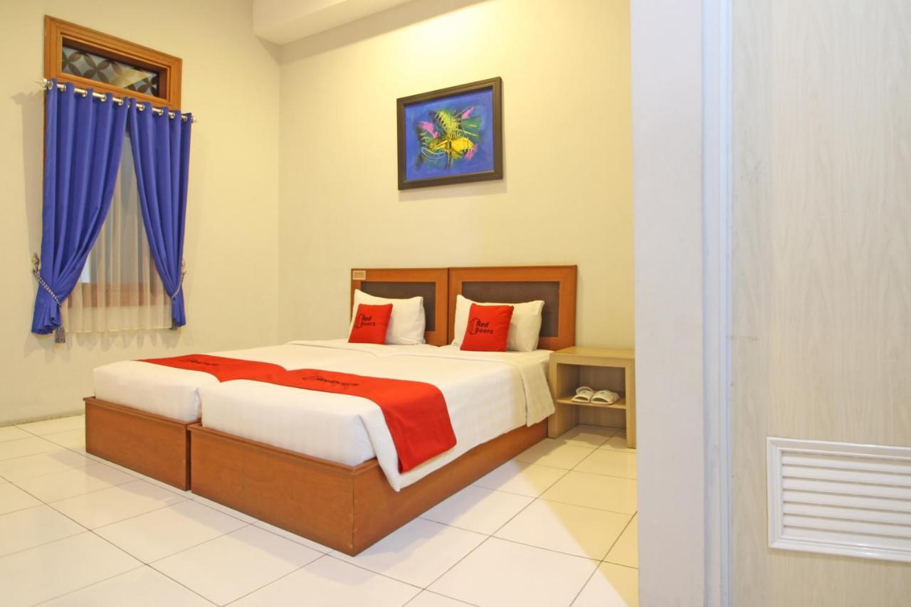 Reddoorz Premium Near Sleman City Hall Yogyakarta Exterior photo